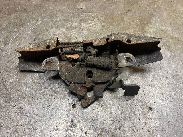 Замок капота 5UDWE0 Toyota Avensis купить в магазине запчастей бу