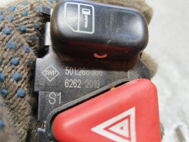 Кнопка аварийной сигнализации YEIM5H Mercedes C W202 купить в магазине запчастей бу