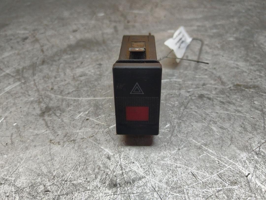 Кнопка аварийной сигнализации L9NVOC Audi 80 - Фото 1