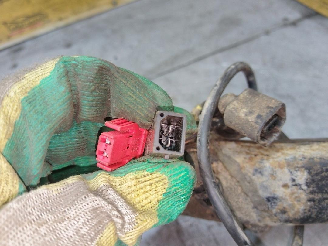 Кулак поворотный левый XHER5L Volkswagen Passat купить на авторазборке