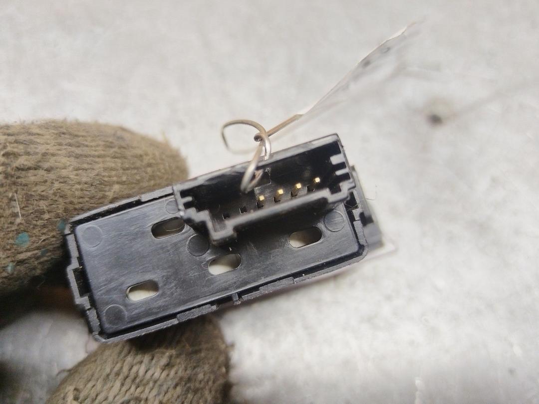 Кнопка аварийной сигнализации 09D3U1 Kia Sportage купить