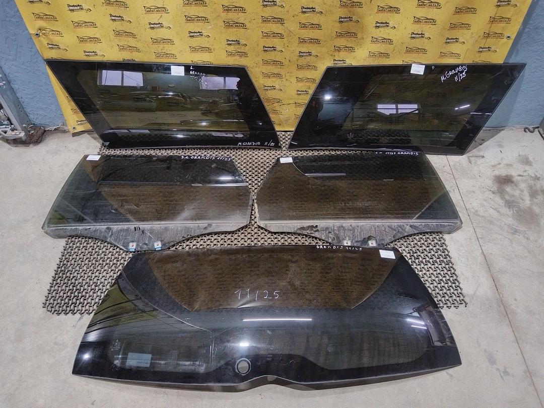 Комплект задних стекол YEVO52 Mitsubishi Grandis купить в магазине запчастей бу