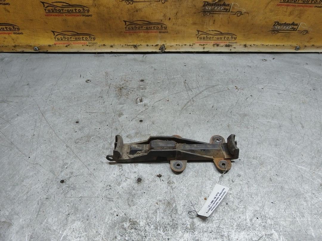 Кронштейн крепления бампера переднего VQ2OT9 Audi 80