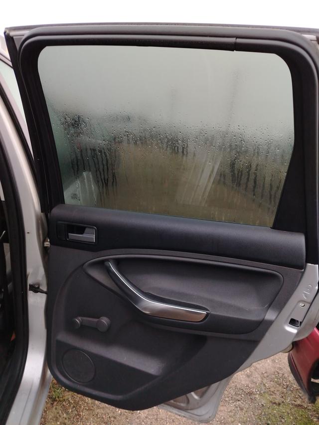 Обшивка двери задней правой (дверная карта) VFJ909 Ford C-Max