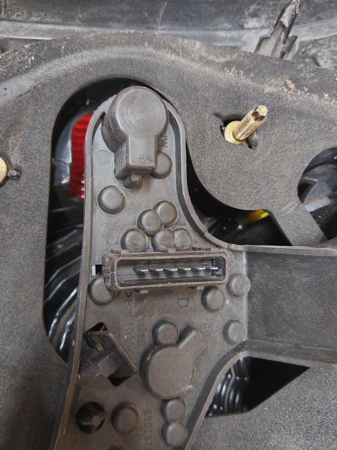 Фонарь задний правый VM4WN3 Toyota Avensis купить с доставкой