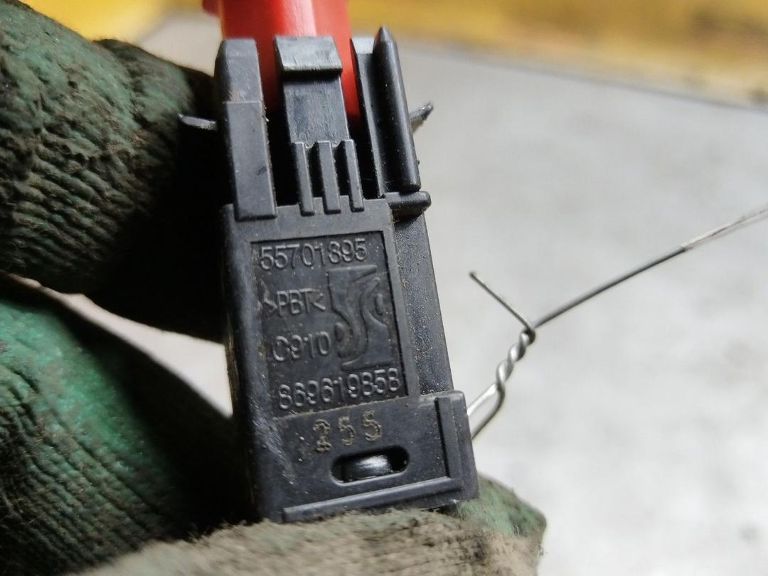 Датчик положения педали тормоза F83CJ8 Opel Zafira купить в магазине запчастей бу