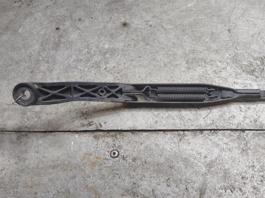 Щеткодержатель (поводок стеклоочистителя, дворник) YTW2I7 Mitsubishi Carisma купить на авторазборке