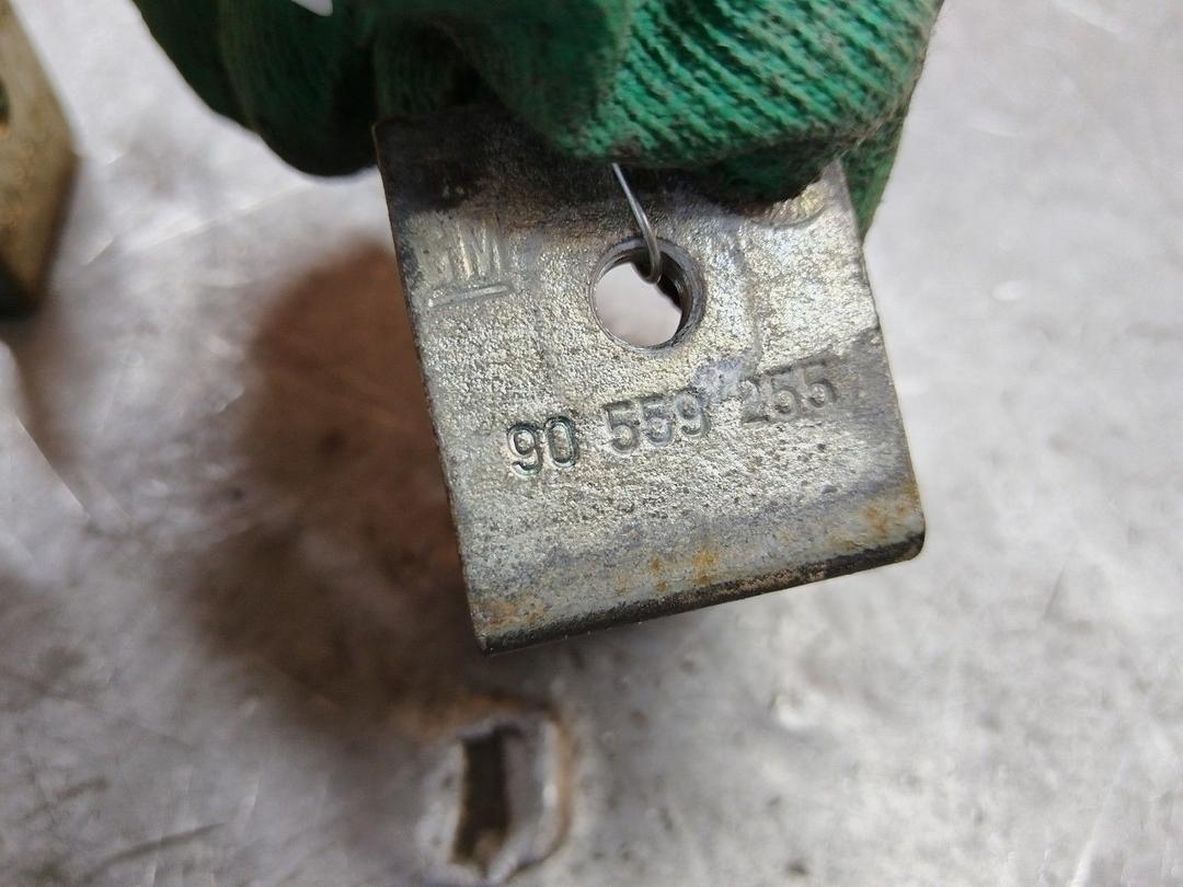 Петля крышки багажника 76N90M Opel Zafira купить в магазине запчастей бу