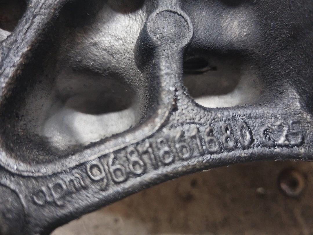 Подголовник 2W8G9L Alfa Romeo 147 купить с доставкой
