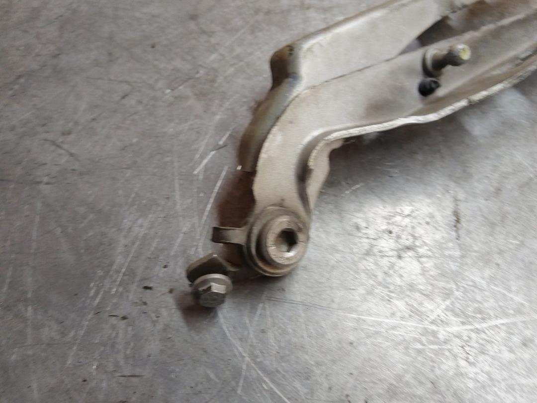 Петля капота KL2YV1 Volvo V70 - Фото 3