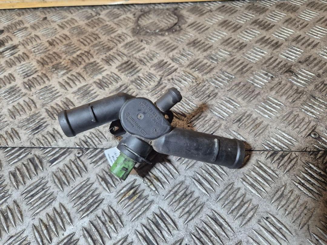 Фланец (тройник) системы охлаждения 8PMTN6 Volkswagen Golf