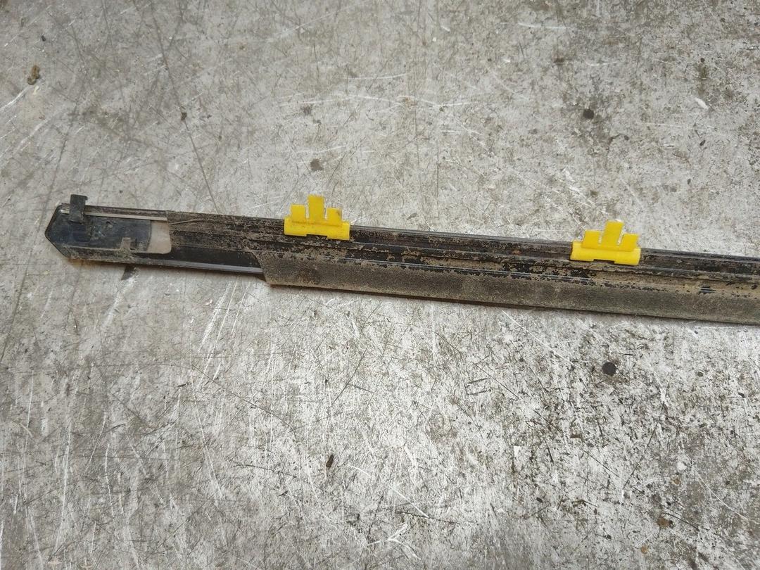 Молдинг стекла двери задней правой наружный VXUDQ1 Mazda 626 купить на авторазборке