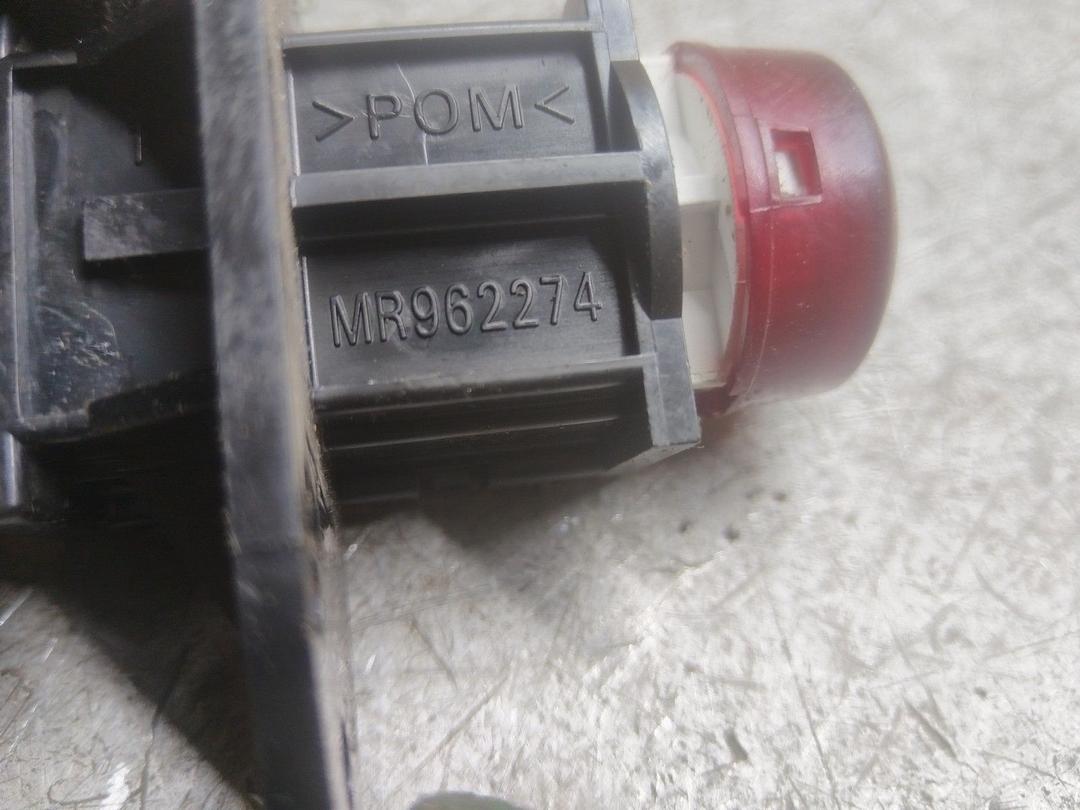 Кнопка аварийной сигнализации L5PRO5 Mitsubishi Grandis купить на авторазборке