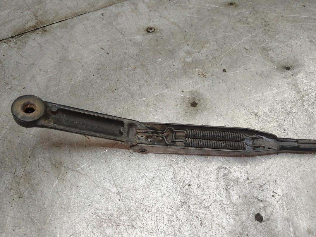 Щеткодержатель (поводок стеклоочистителя, дворник) Q9ADM9 Audi A4 купить с доставкой