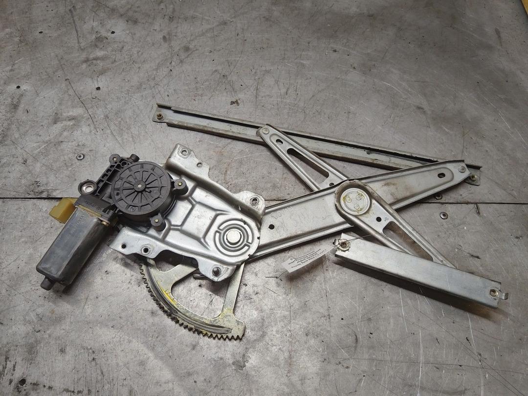 Стеклоподъемник электрический передний левый 4MYOVA Toyota Yaris купить в магазине запчастей бу