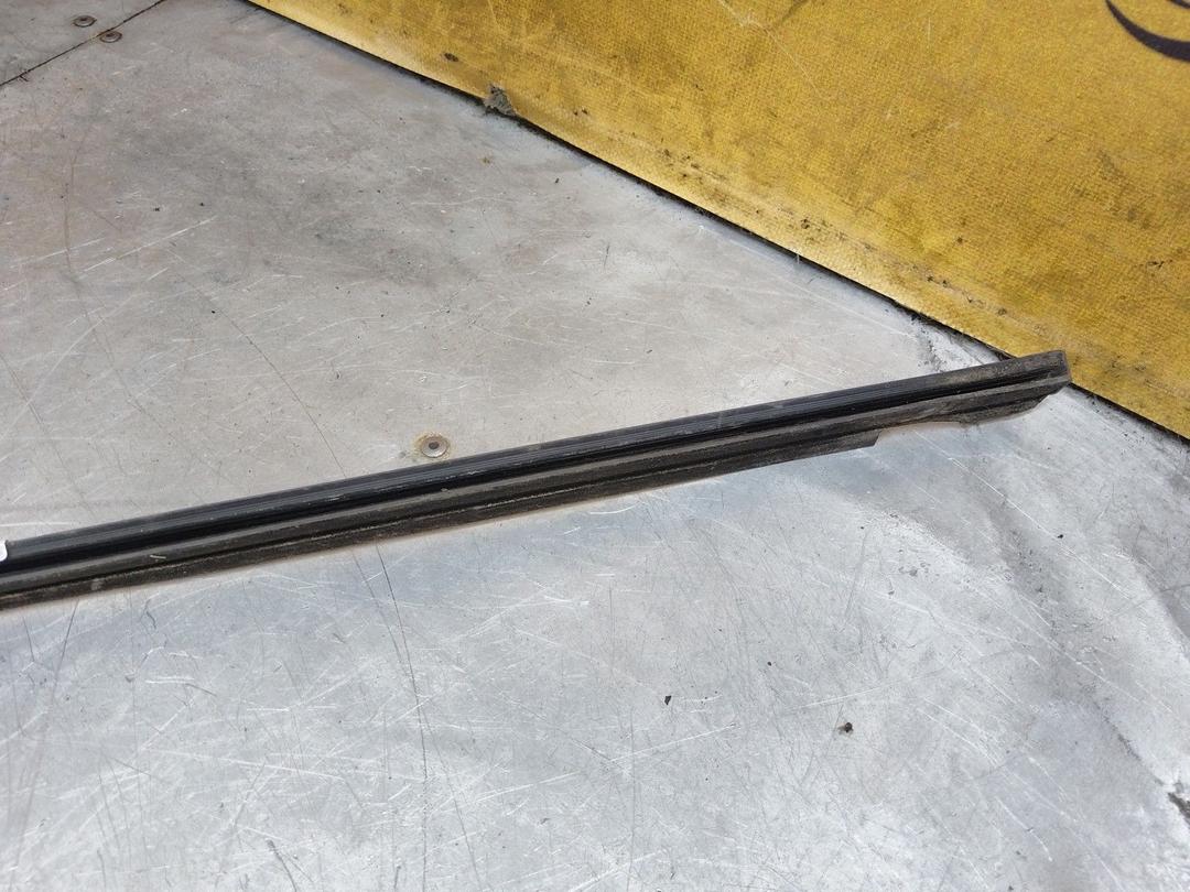 Молдинг стекла двери задней правой наружный QE9FN7 Volkswagen Passat купить на авторазборке