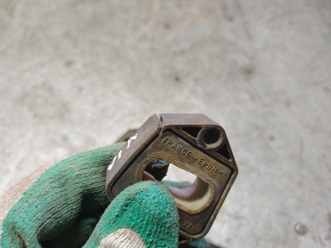 Кронштейн радиатора WSUI09 Skoda Octavia undefined