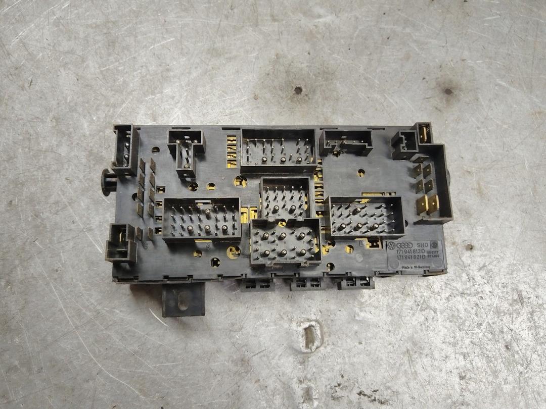 Блок предохранителей GSW728 Volkswagen Jetta купить