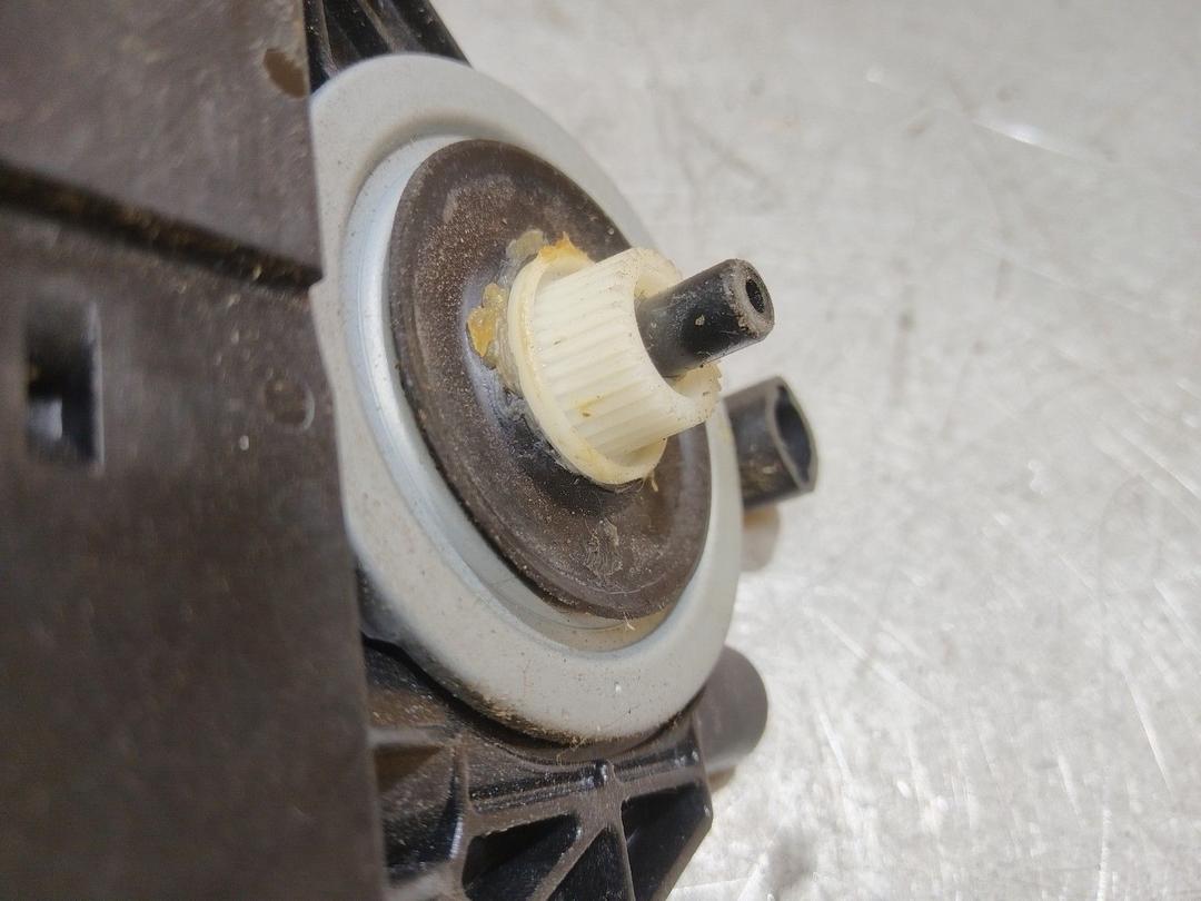 Моторчик стеклоподъемника задний левый XME2BC Volvo XC70 купить в магазине запчастей бу