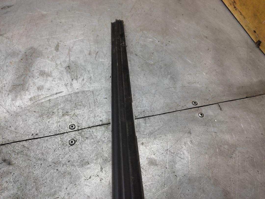 Молдинг стекла двери задней левой наружный 0MFUH3 Ford Fiesta купить с доставкой