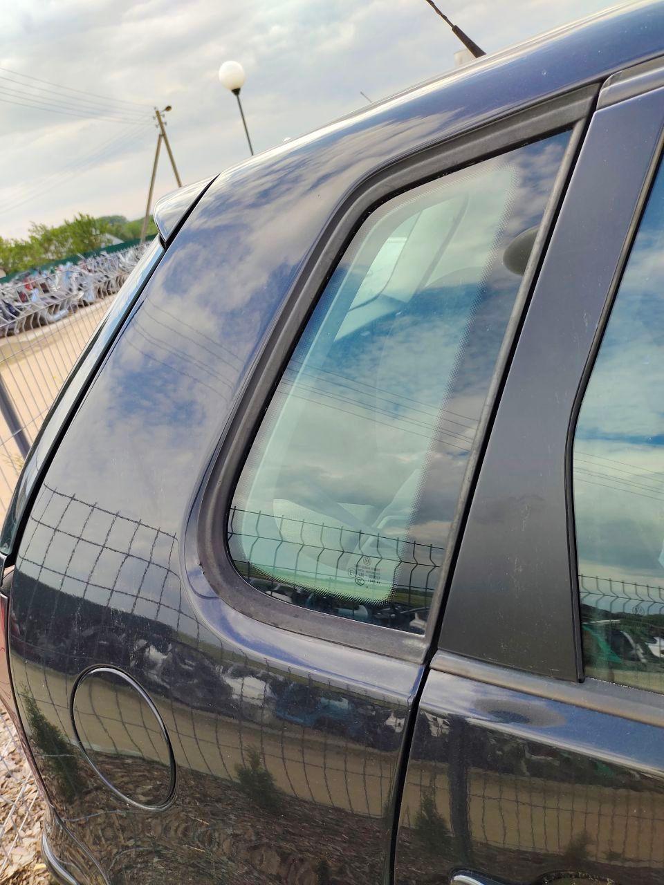 Стекло кузовное боковое правое 4C93FF Volkswagen Polo