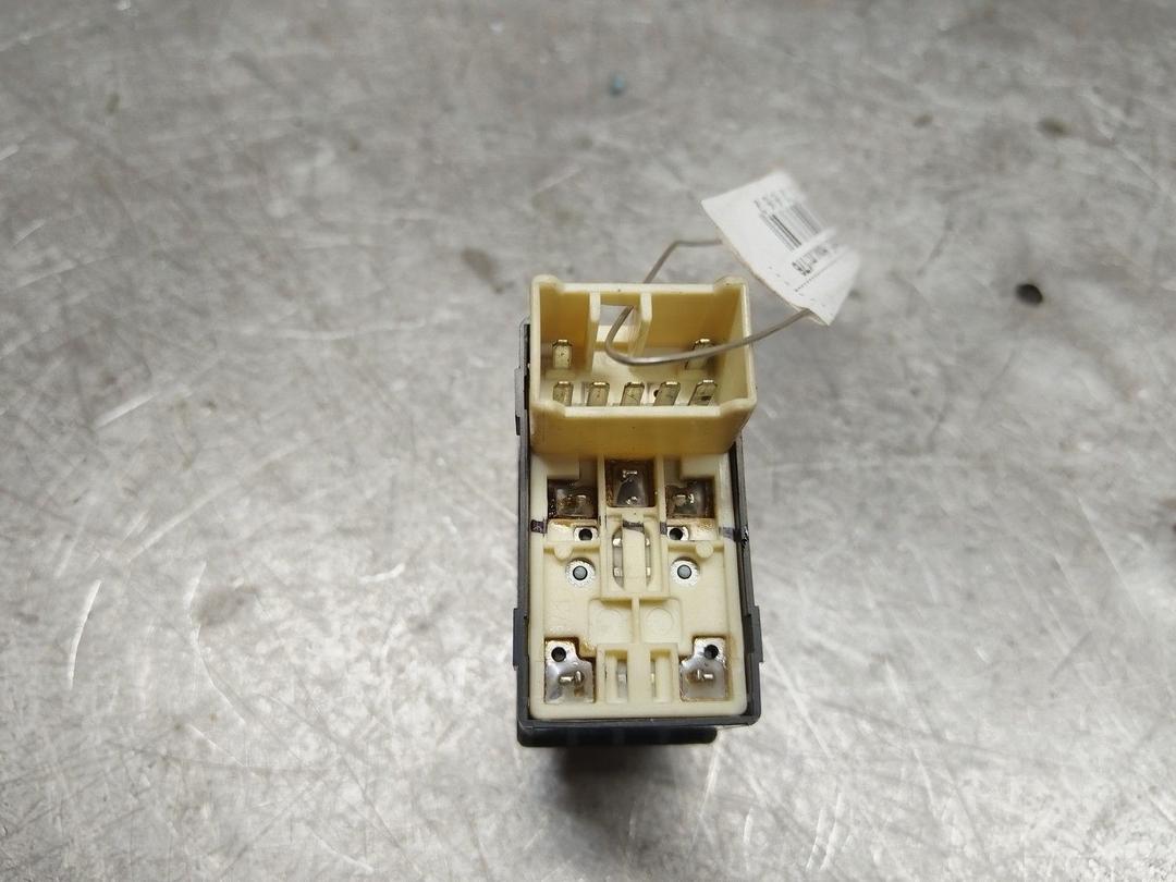 Кнопка стеклоподъемника переднего правого 61LC37 Hyundai Trajet купить с доставкой