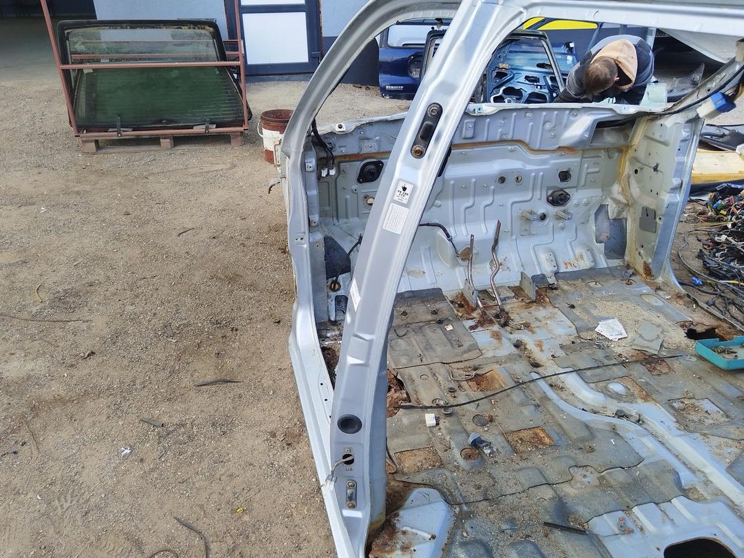 Стойка кузовная центральная левая NI377E Kia Carnival купить в магазине запчастей бу