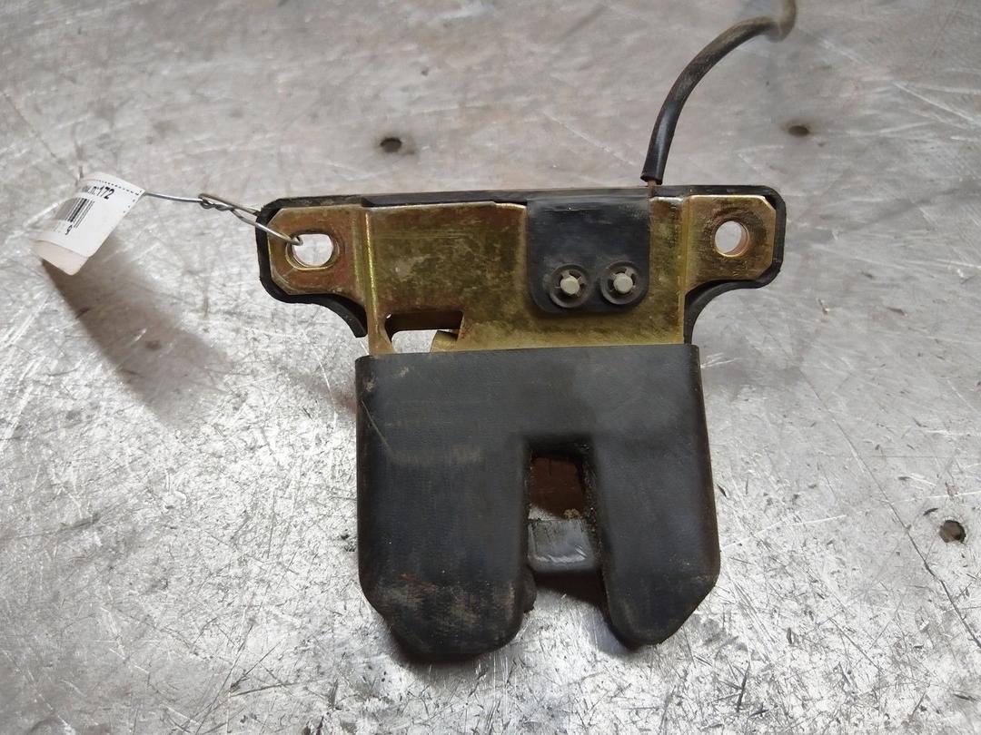 Замок багажника B6H336 Audi 80 купить