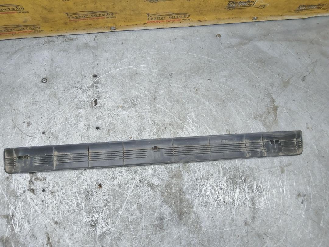 Накладка на порог 9B4T2M Toyota Corolla купить в магазине запчастей бу