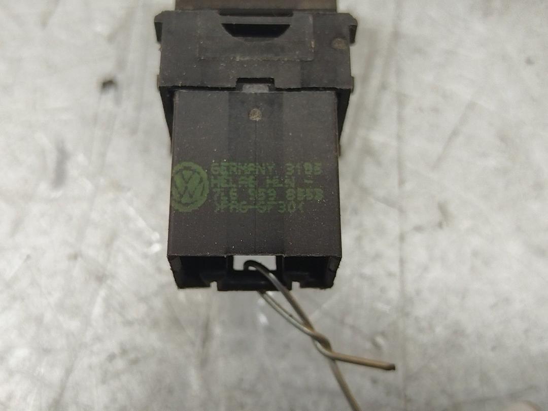 Кнопка стеклоподъемника заднего правого B7CJV2 Volkswagen Passat купить в магазине запчастей бу