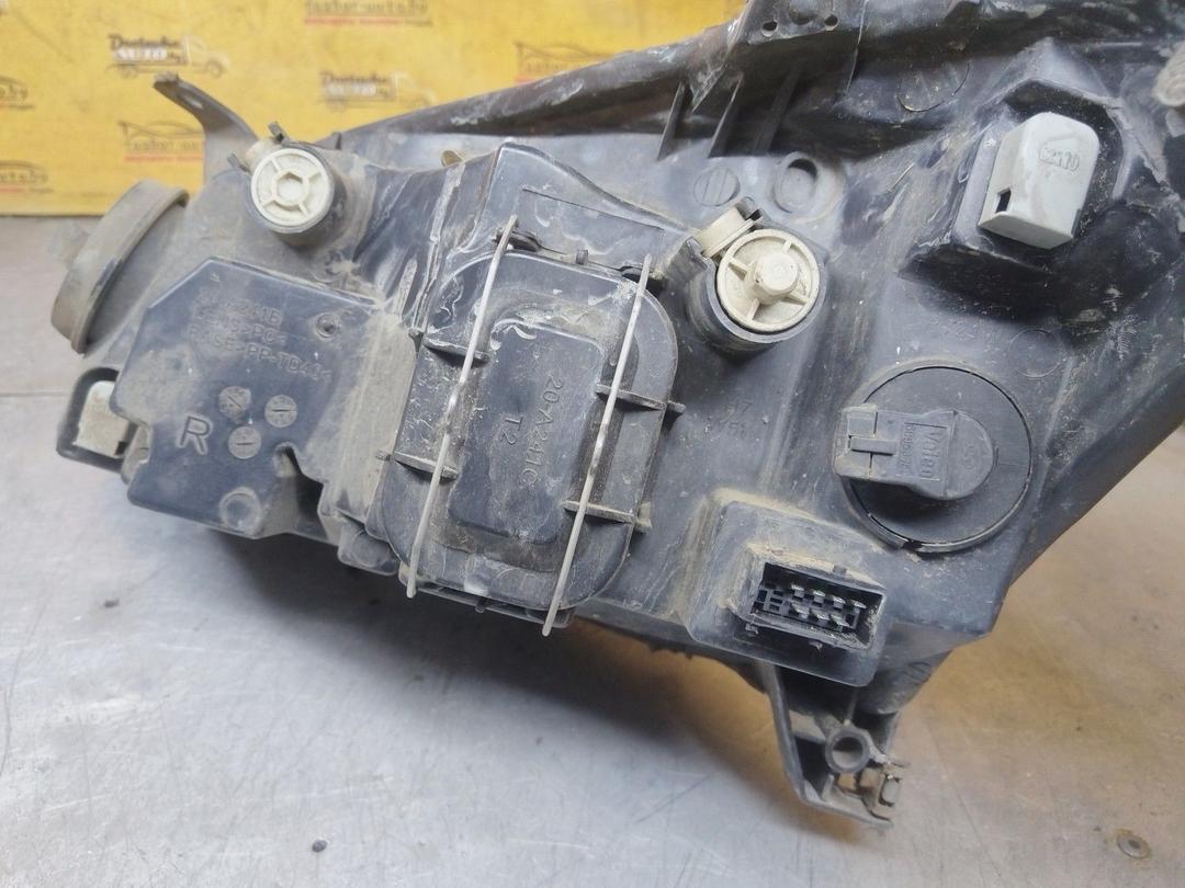 Фара правая KNKNIA Toyota Corolla купить на авторазборке