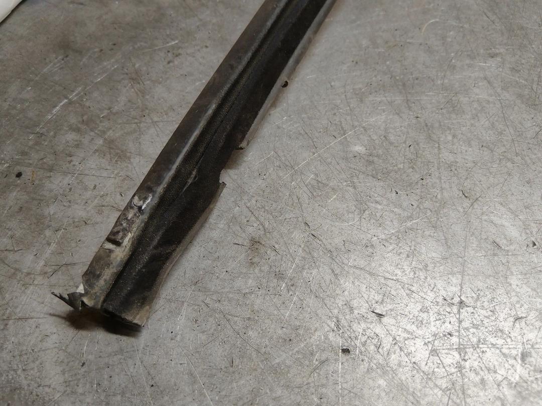 Молдинг стекла двери передней левой наружный SJ3VZL Volkswagen Sharan купить