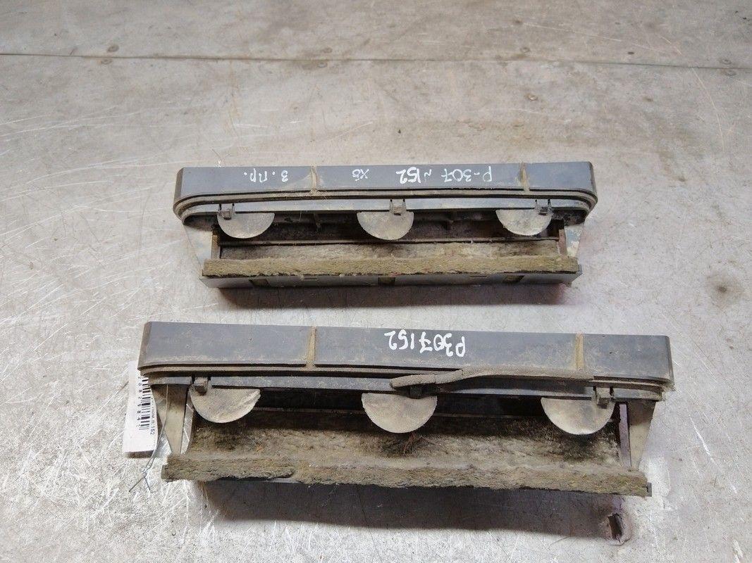 Решетка вентиляции кузова 8E33W7 Peugeot 307