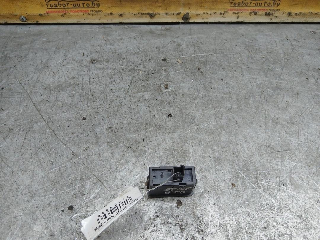 Кнопка стеклоподъемника заднего правого T8Y5X4 Opel Zafira купить с доставкой