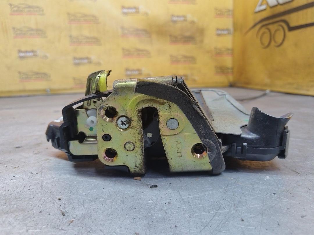 Замок двери передней левой M5RK57 Toyota Avensis