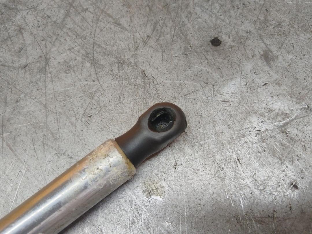 Амортизатор капота FB4RR2 Volkswagen Golf - Фото 2