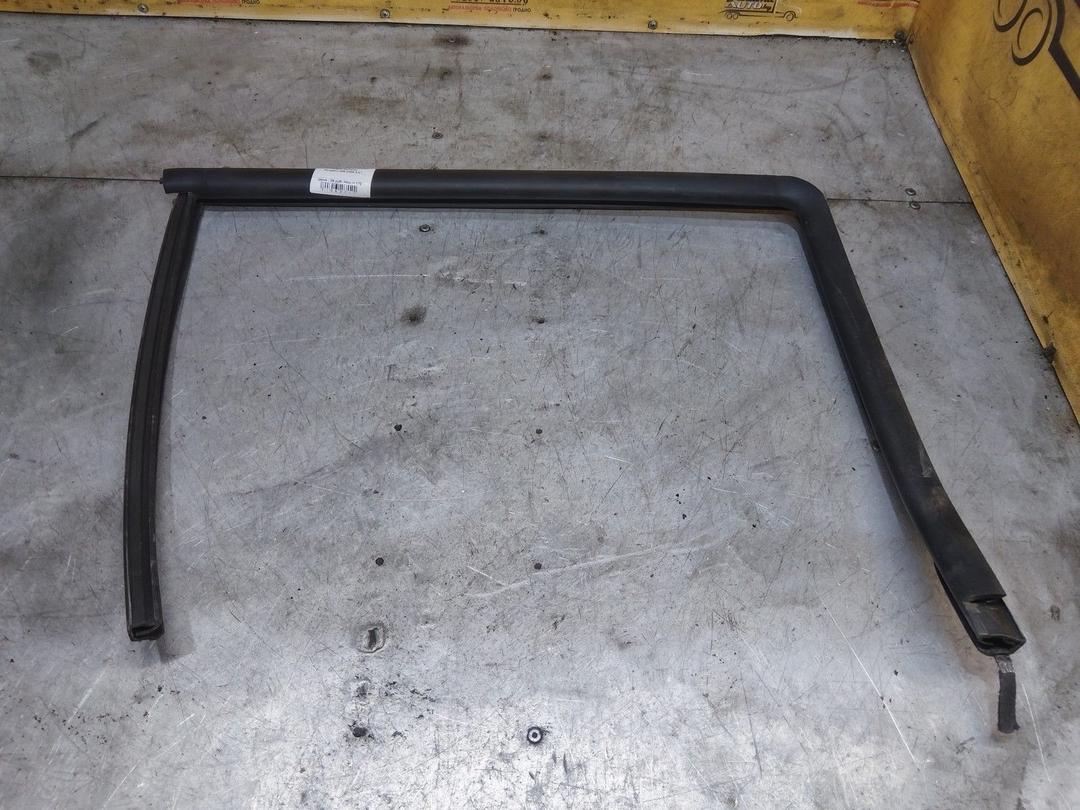 Уплотнитель двери задней левой 4NTGJO Peugeot 406 - Фото 1