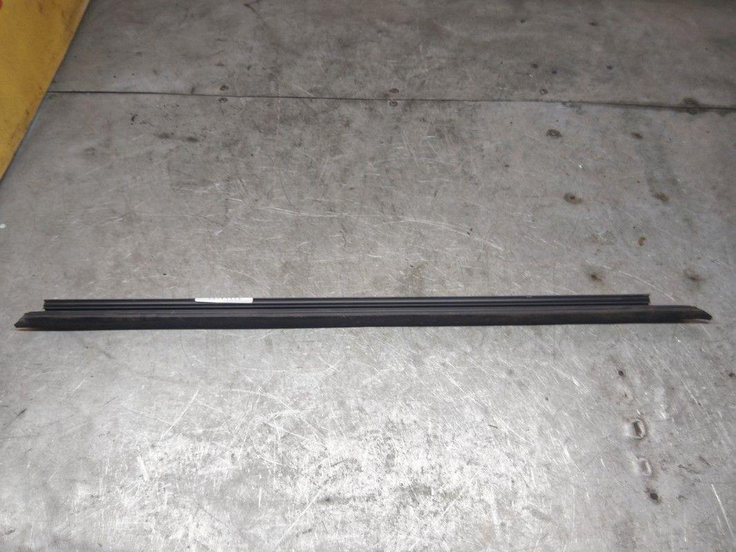 Молдинг стекла двери задней левой внутренний UPYFEF Seat Altea - Фото 2