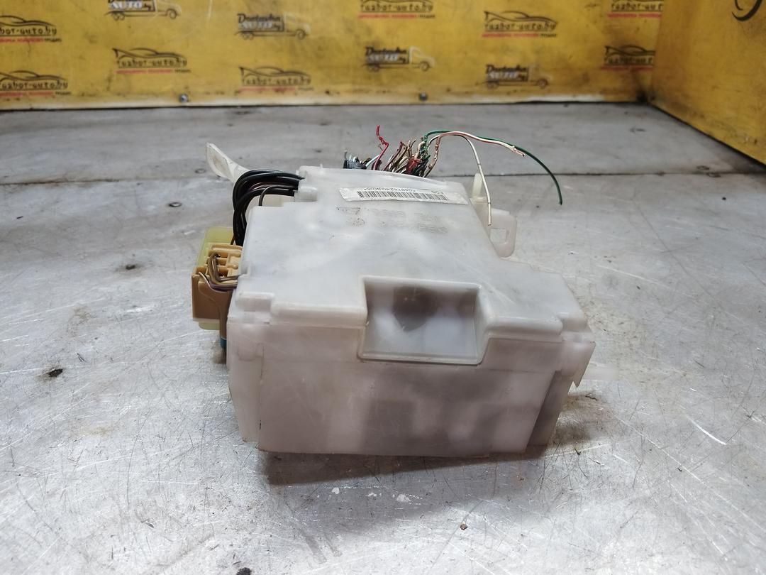 Блок предохранителей V5NIR2 Toyota Corolla купить на авторазборке