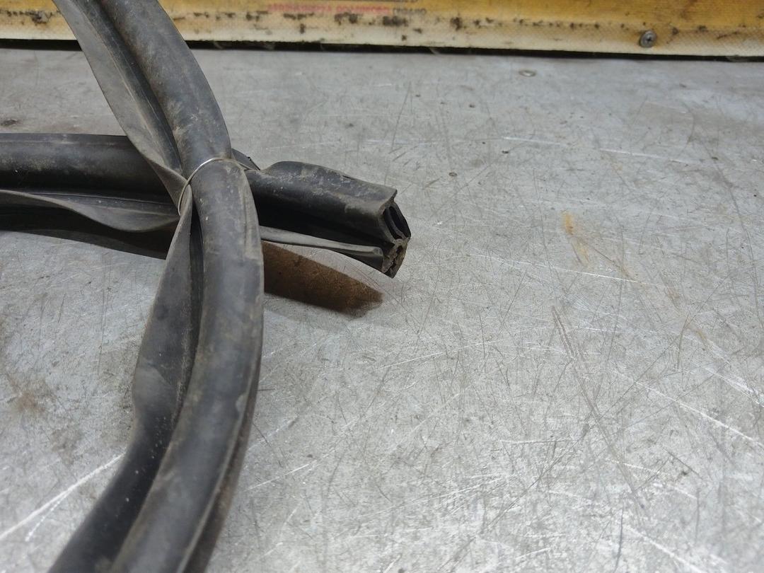 Уплотнитель капота 4J0W8N Opel Zafira купить в магазине запчастей бу