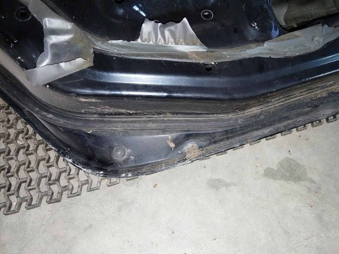 Дверь задняя левая VEJ98X Mitsubishi Carisma купить на авторазборке