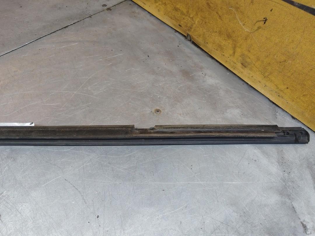 Молдинг стекла двери задней правой наружный ZD1KYF Mazda Premacy купить с доставкой