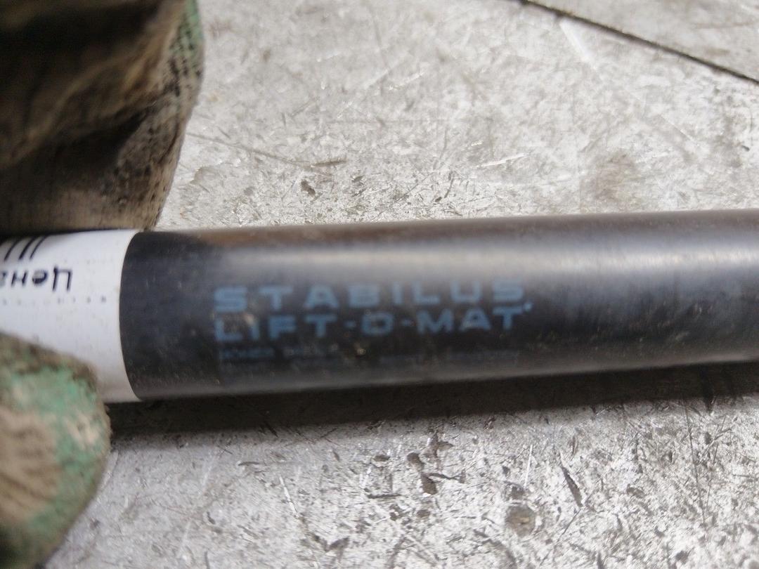 Амортизатор крышки багажника (3-5 двери) 6NH8UW Opel Zafira купить в магазине запчастей бу