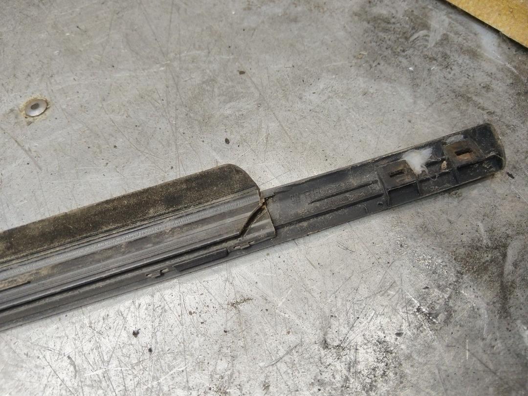 Уплотнитель стекла двери (бархотка) AVVS3T Opel Zafira купить с доставкой