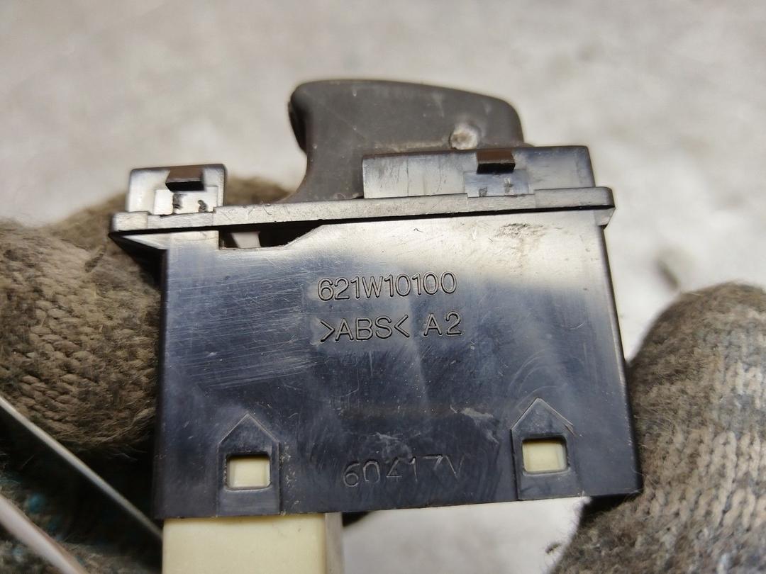 Кнопка стеклоподъемника переднего правого 61LC37 Hyundai Trajet купить в магазине запчастей бу