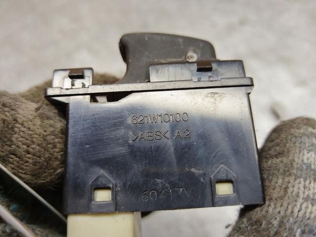 Кнопка стеклоподъемника переднего правого 61LC37 Hyundai Trajet купить в магазине запчастей бу