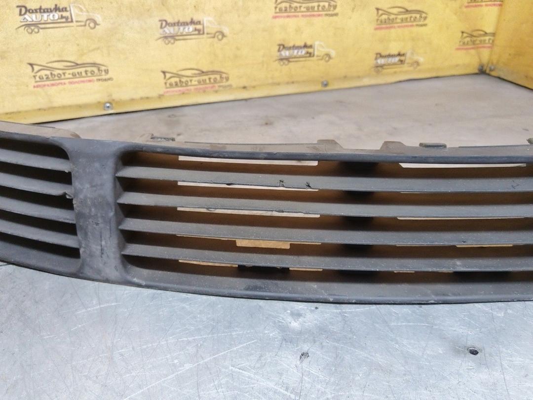 Заглушка (решетка) в бампер передний YLYJK8 Volkswagen Passat купить в магазине запчастей бу