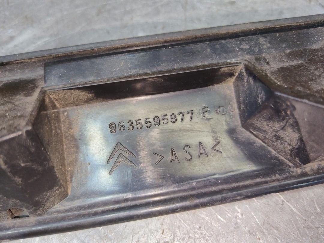 Накладка подсветки номера GVHYNU Citroen Xsara Picasso undefined
