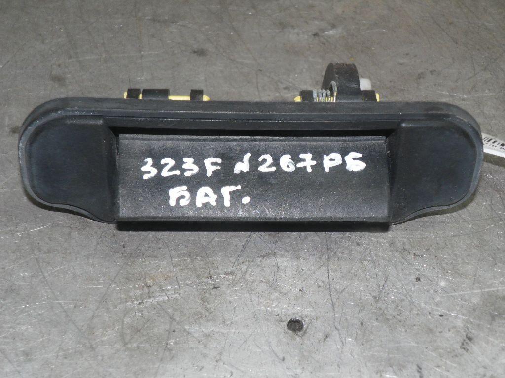 Ручка открывания багажника ER1G7P Mazda 323F - Фото 1