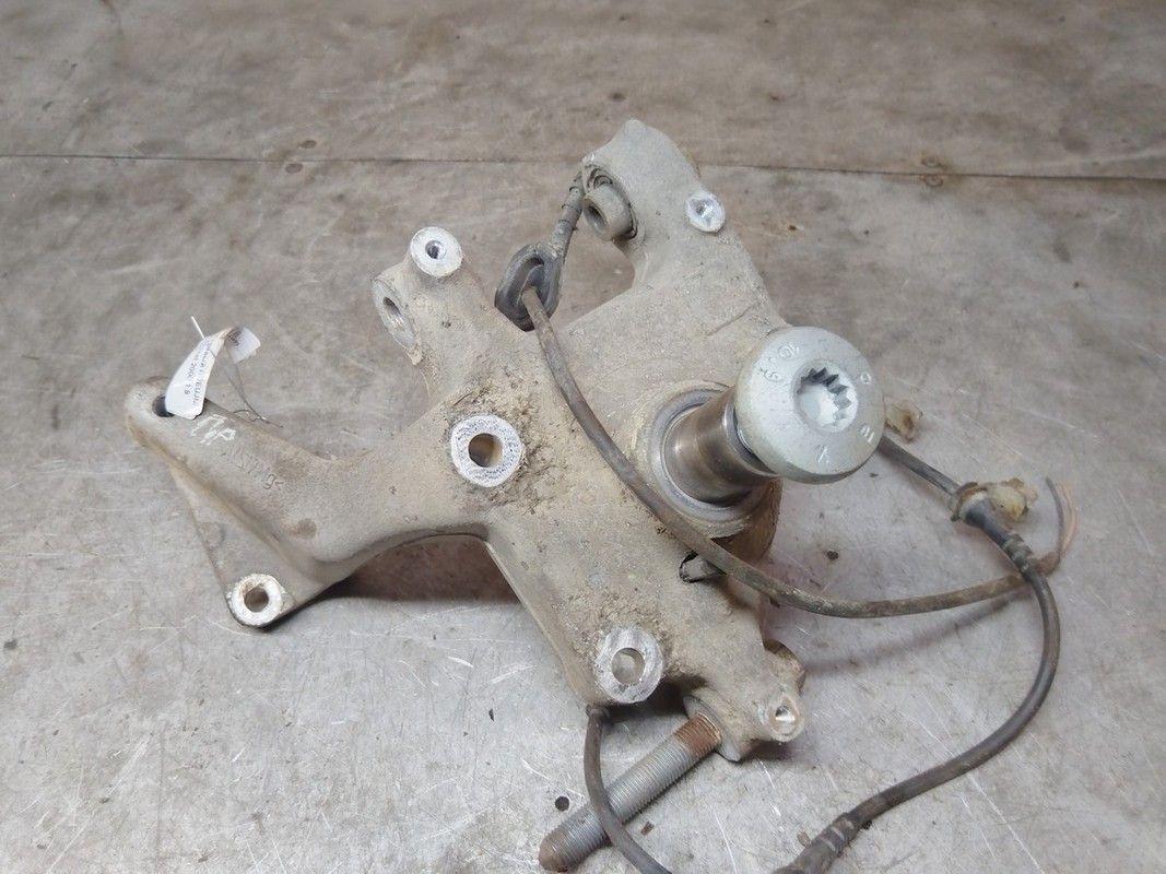 Кулак задний правый M2EUJM Volkswagen Passat